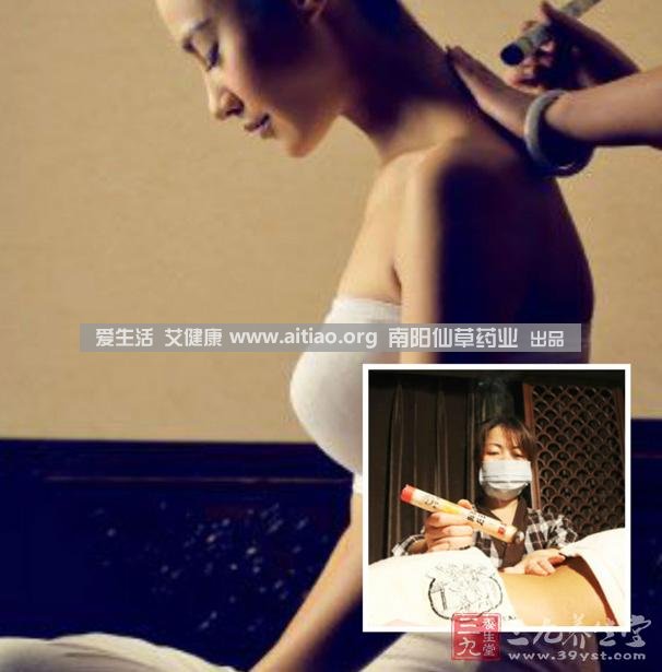 足三里穴是位于外膝的下3寸、脛骨外側(cè)一橫指左右的位置，艾灸10-15分鐘即可，需堅(jiān)持一段時(shí)間，很快可以看到祛濕的效果。